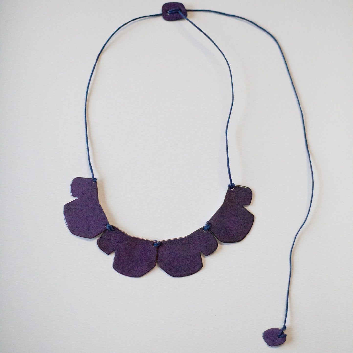 Collier "Dentelé" violet brillant