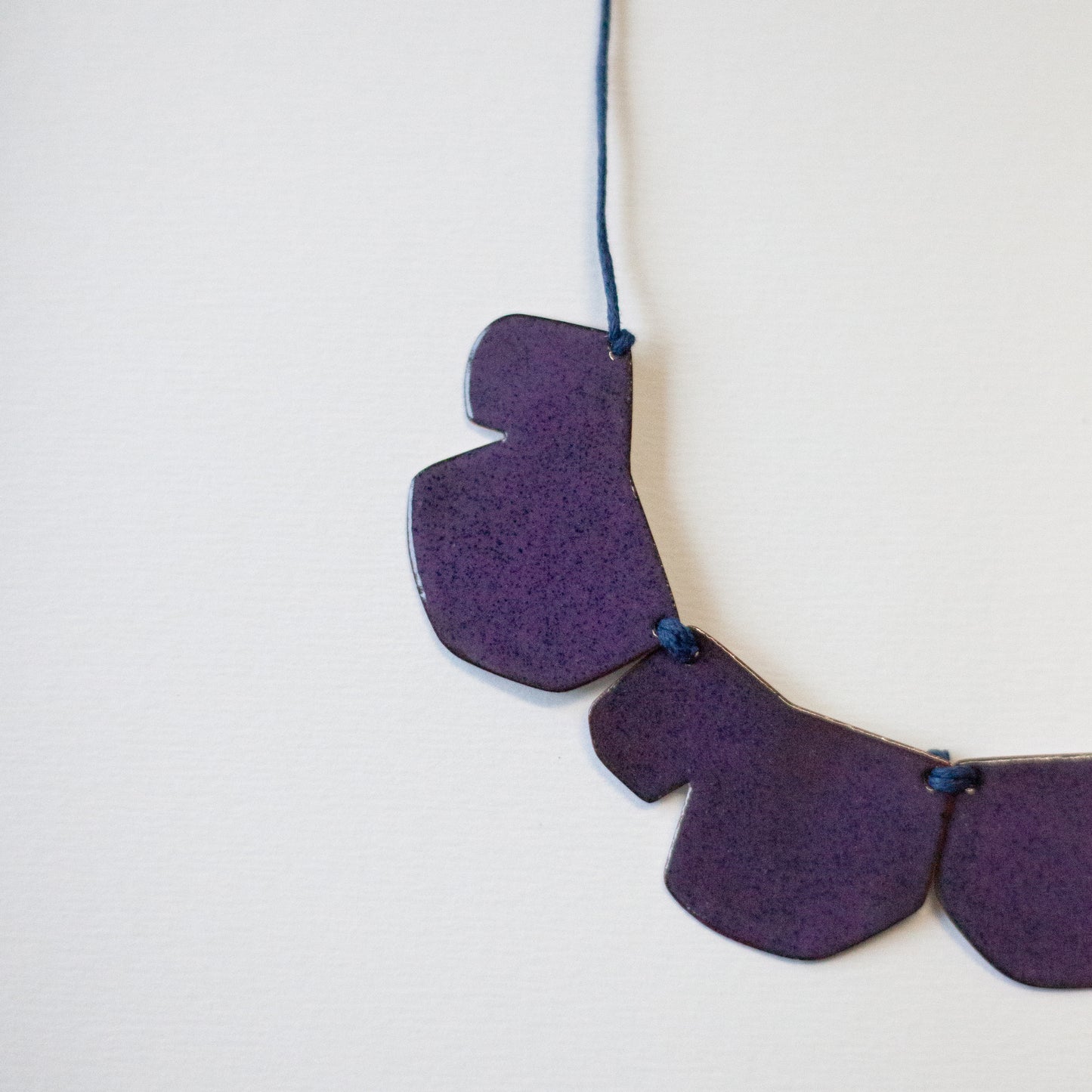 Collier "Dentelé" violet brillant