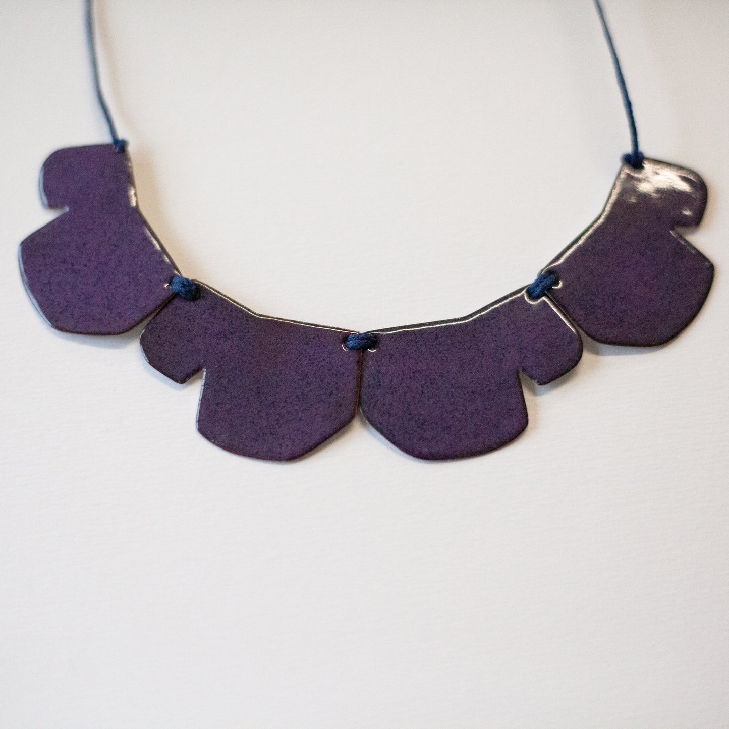 Collier "Dentelé" violet brillant