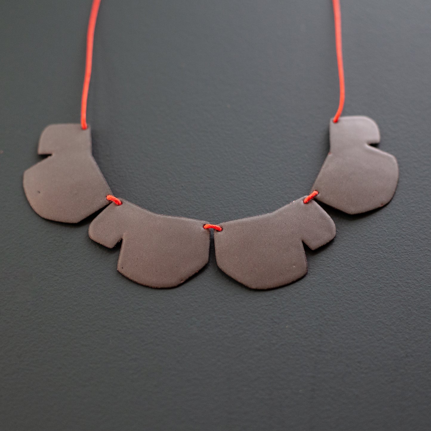 Collier "Dentelé" gris mat