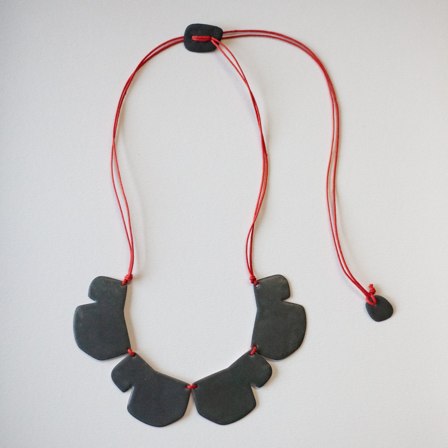 Matte gray “Dentélé” necklace