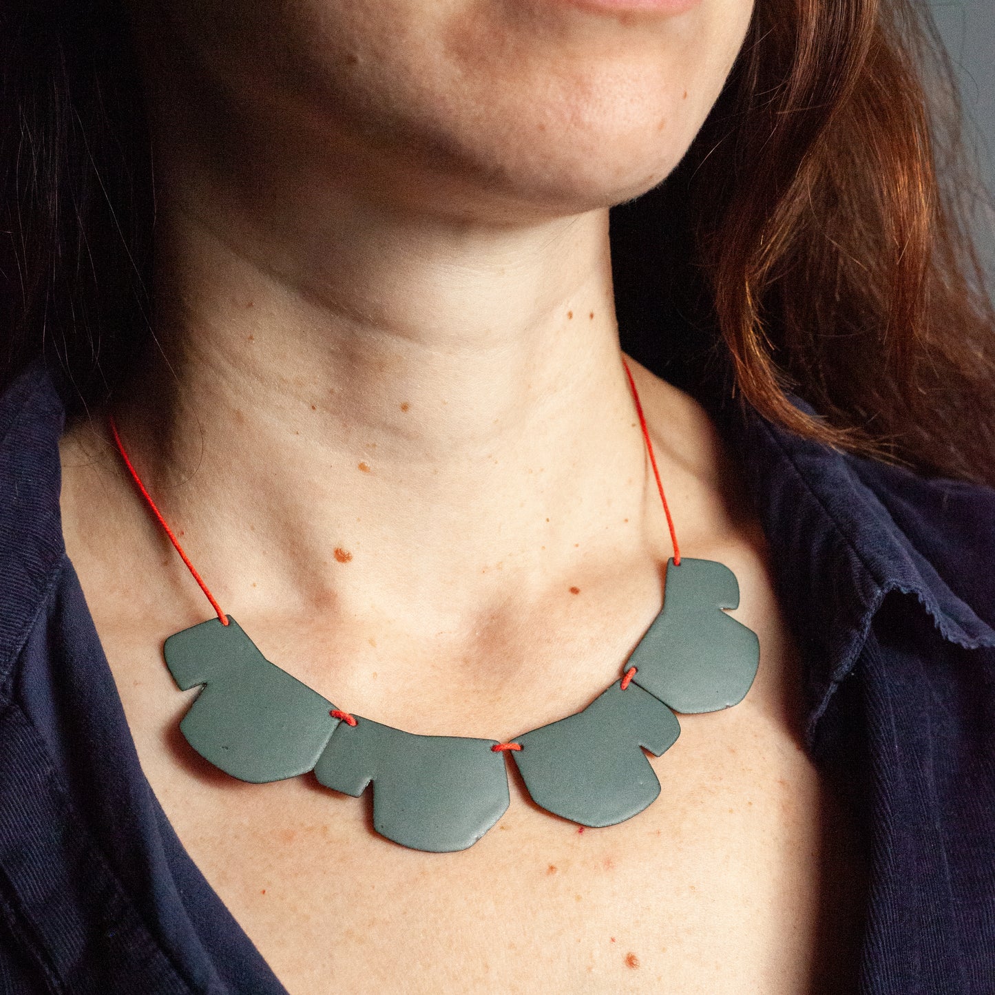 Matte gray “Dentélé” necklace